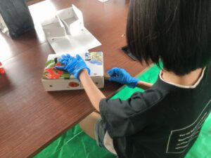 出荷する箱へのスタンプ押し